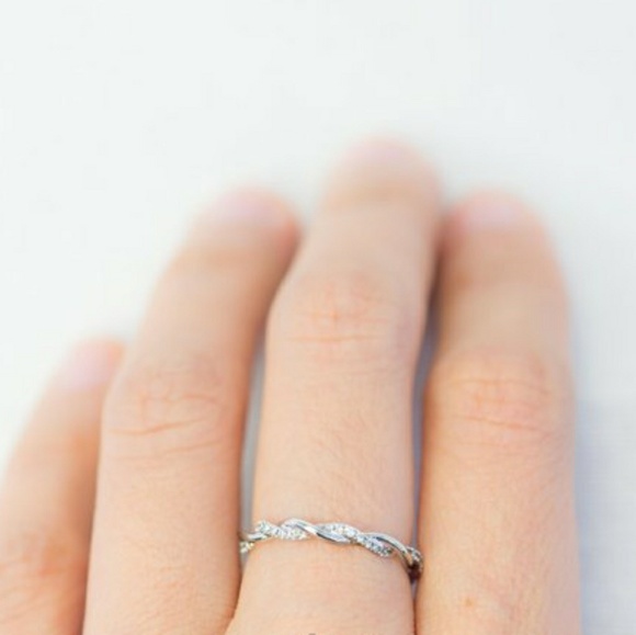 RSTKD🔖18K Wt Gold .06ct Diamond Twist Ring - Picture 5 of 7